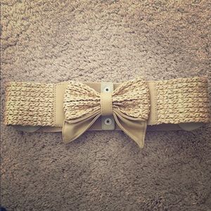 Waist-cinching bow belt